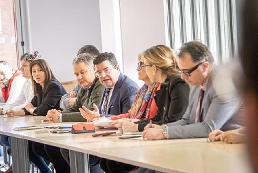 Representantes del Gobierno de La Rioja y Ayuntamiento de Calahorra, en el encuentro con el sector empresarial de Calahorra