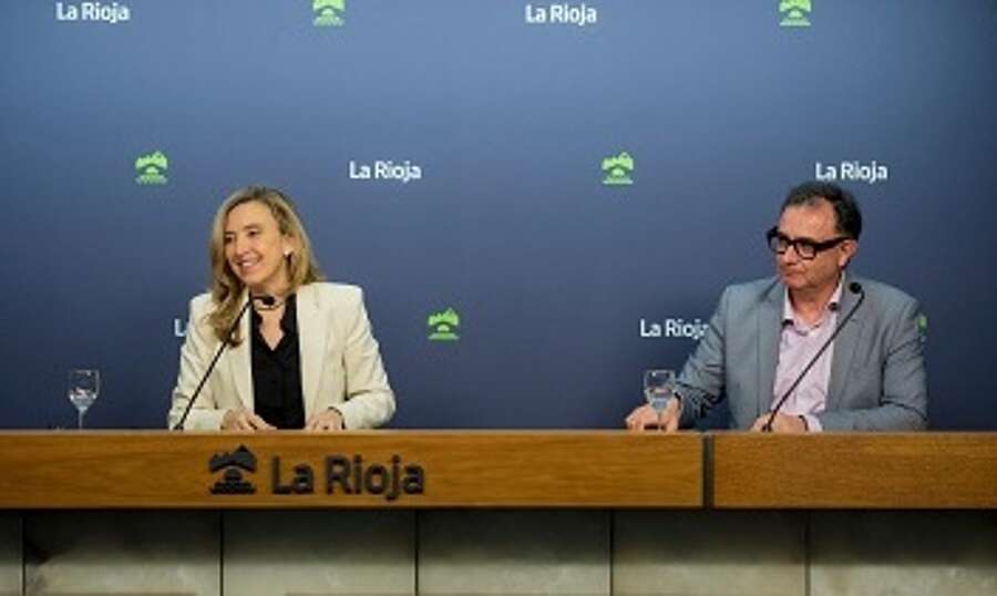 La consejera de Economía, Innovación, Empresa y Trabajo Autónomo, Belinda León, acompañada en la presentación del Plan por el gerente de la ADER, Luis Pérez Echeguren