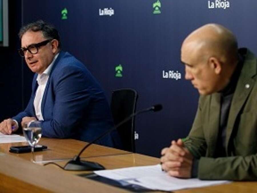 El gerente de la ADER, Luis Pérez Echeguren, acompañado por el responsable de la Unidad de Servicios Avanzados, Miguel García Armentia