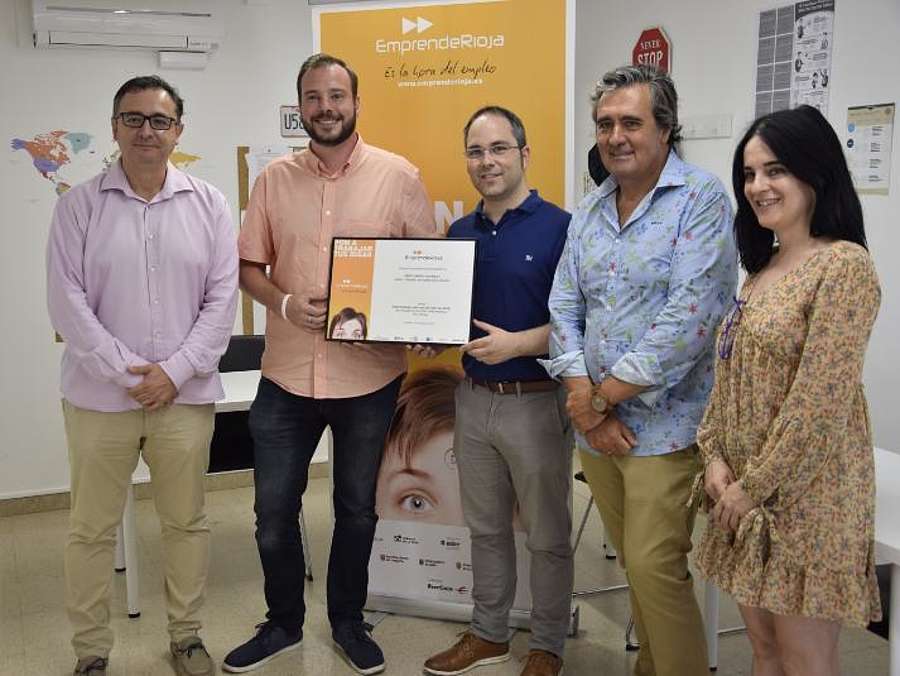 Entrega del diploma del Emprendedor del mes a Íñigo Saénz Bermejo