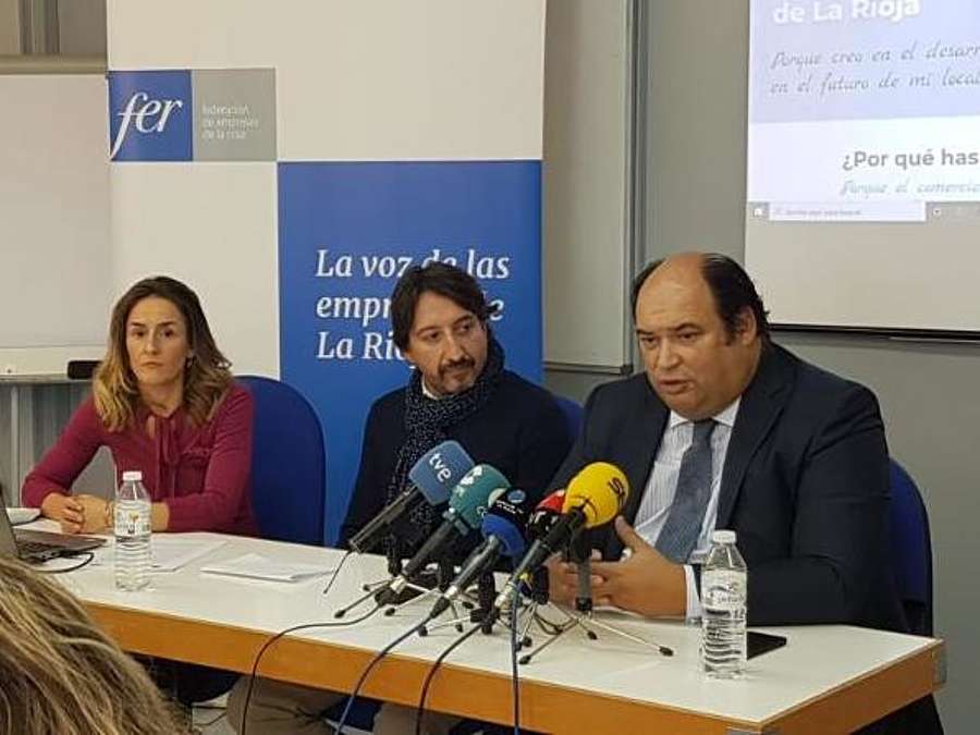 El presidente de FER Comercio, Fernando Cortezón, el director gerente de la ADER, Fernando San José, y la secretaria general de FER Comercio, Adelaida Alútiz presentan el Bono Comercio