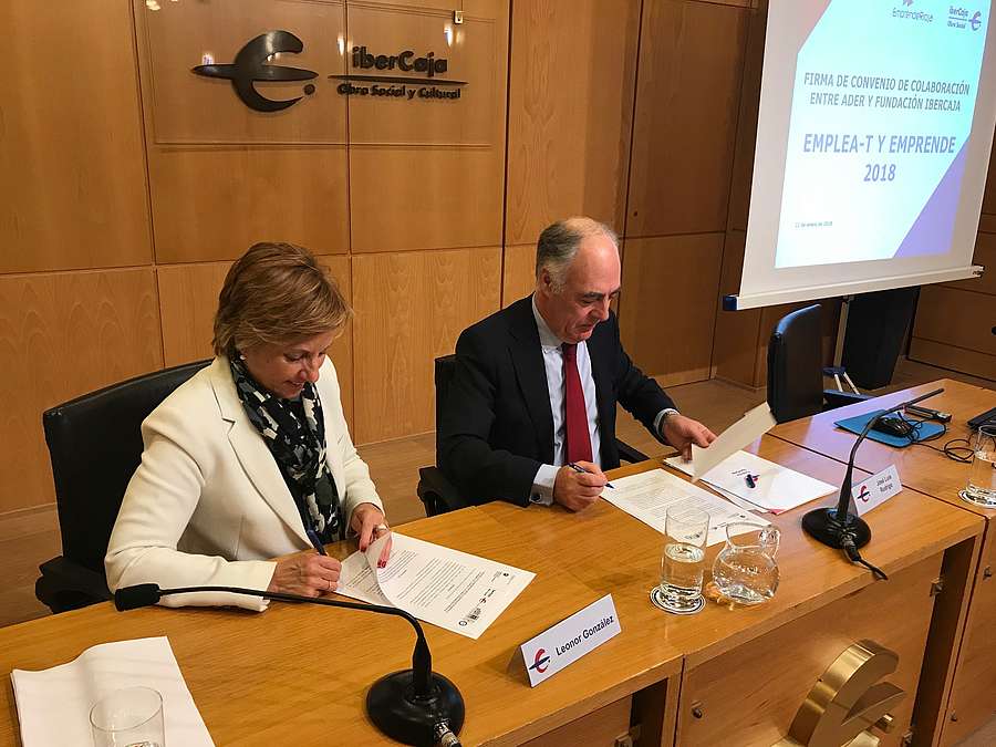 La consejera de Desarrollo Económico e Innovación, Leonor González Menorca, participa en la presentación de la renovación del convenio entre ADER e Ibercaja para el desarrollo de actividades dirigidas a emprendedores. 