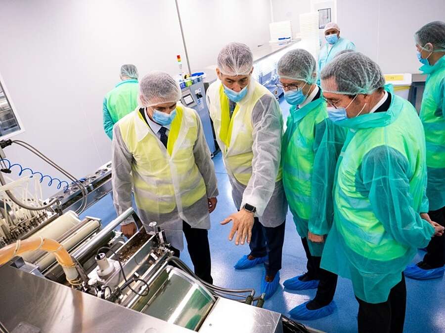 Asistentes a la inauguración de las nuevas instalaciones de Rioja Nature Pharma
