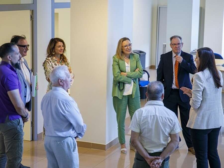 La consejera de Economía, Innovación, Empresa y Trabajo Autónomo, Belinda León, y el gerente de la ADER, Luis Pérez Echeguren, durante la visita al Colegio Oficial de Agentes Comerciales