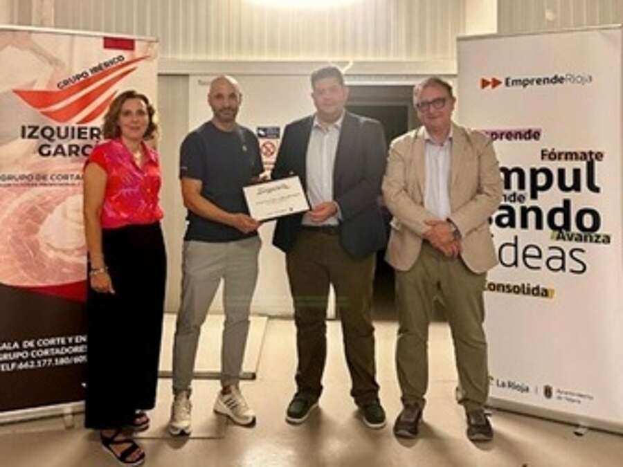 Asistentes a la entrega del reconocimiento del emprendedor del mes de junio