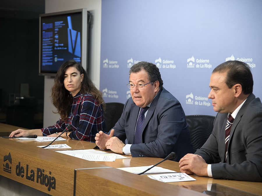 El gerente de la ADER, Javier Ureña; el presidente del Club de Marketing, Ignacio Blanco, y la directora de la ESDIR, Mónica Yoldi, presentan los programas Jueves de Diseño y el V Foro Packaging en el Mundo del Vino 