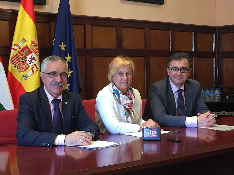 La consejera de Desarrollo Económico e Innovación, Leonor González Menorca, firma con el alcalde de Santo Domingo de la Calzada, Agustín Garcia Metola, el convenio ’Municipio EmprendeRioja’ impulsado por la Agencia de Desarrollo Económico de La Rioja. 