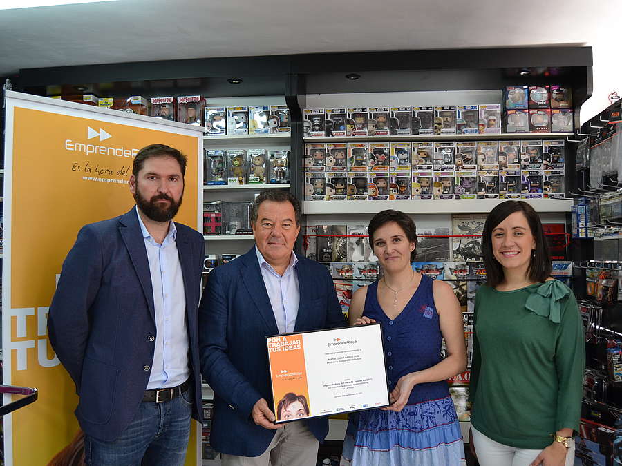 El gerente de la ADER, Javier Ureña, entrega el diploma del emprendor del mes a María Elena Baños por Modeler's. 