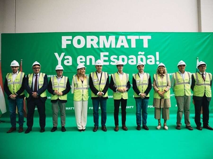 Asistentes en la visita a las instalaciones de Formatt Building Products Spain en el polígono industrial El Recuenco de Calahorra