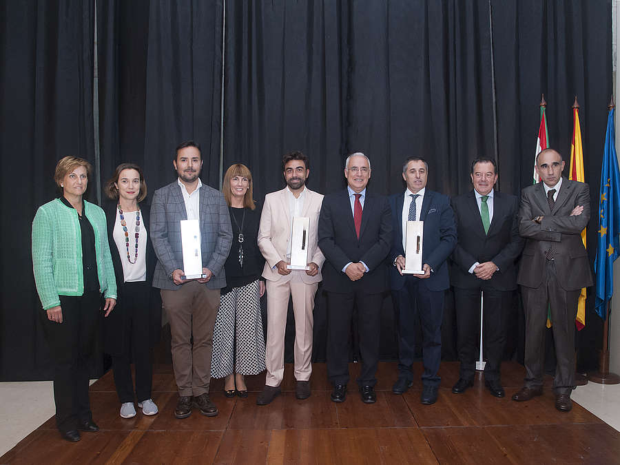 El presidente del Gobierno de La Rioja, José Ignacio Ceniceros junto a los premiados