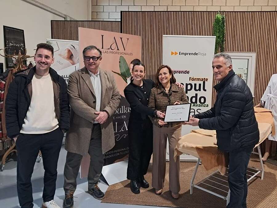 Reconocimiento de Emprendedor del Mes al proyecto empresarial LAV Towels, iniciado en 2025 por María Brau y su hija María Clavijo en el polígono Lentiscares de Navarrete