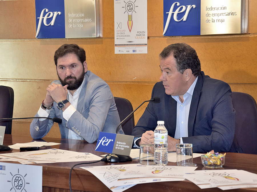 El gerente de la ADER, Javier Ureña, y el secretario general de la FER, Eduardo Fernández, presentan el XI Concurso de Ideas Empresariales "FER Emprende", una iniciativa del Plan EmprendeRioja, para el fomento de la cultura emprendedora y de nuevos proy
