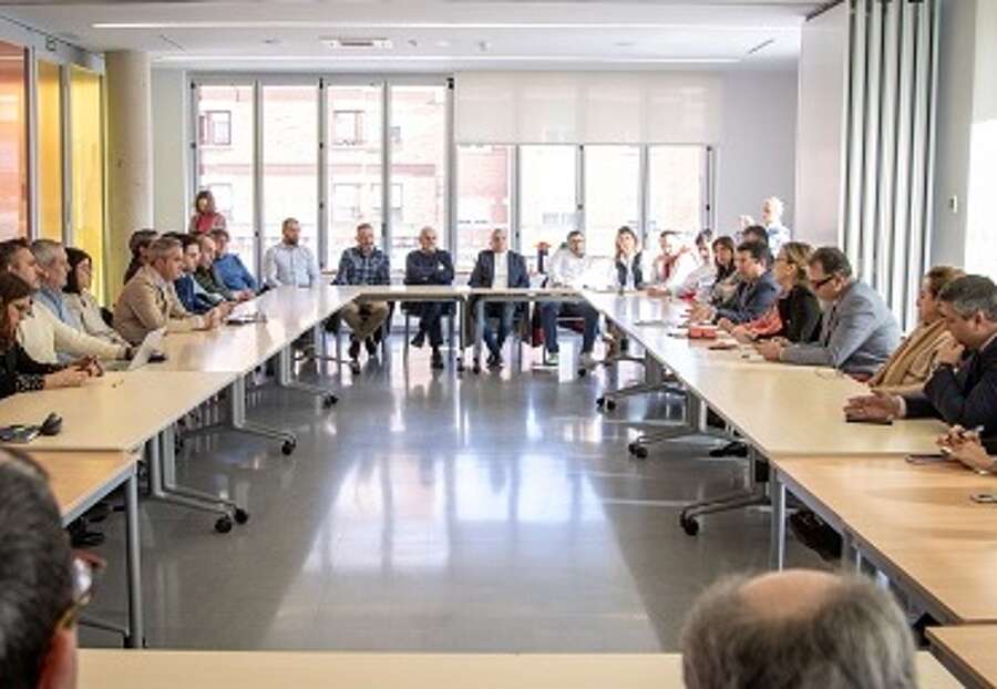 Representantes del Gobierno de La Rioja y Ayuntamiento de Calahorra, en el encuentro con el sector empresarial de Calahorra