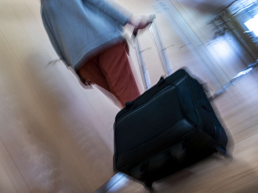 Imagen de un viajero con una maleta