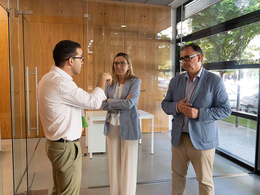 La consejera de Economía, Innovación, Empresa y Trabajo Autónomo, Belinda León y el gerente de ADER, Luis Pérez Echeguren, en las instalaciones de un nuevo vivero de empresas