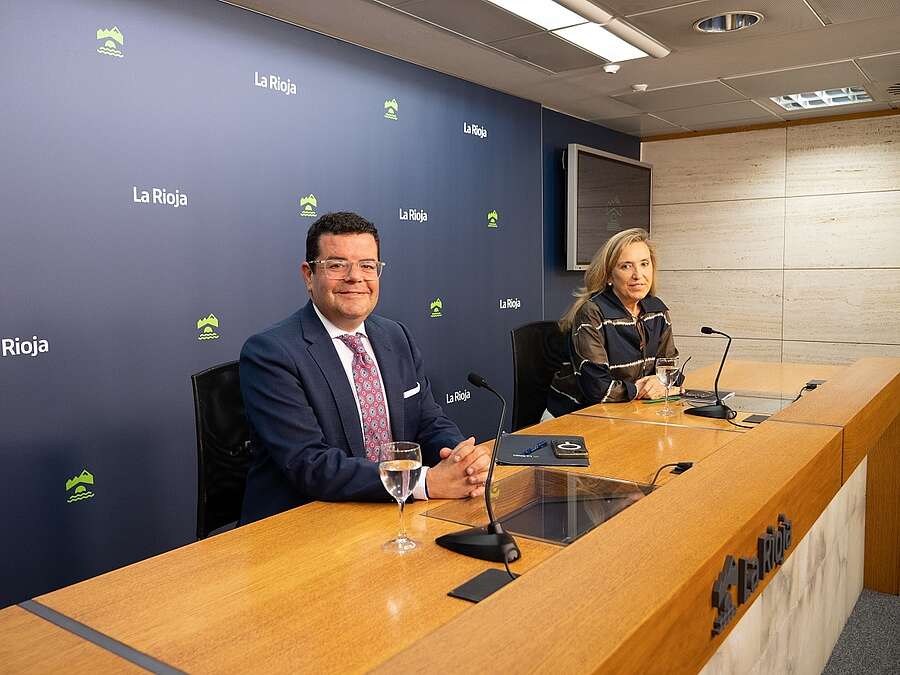 El consejero de Hacienda y Adiministración Pública, Alfonso Domínguez y la consejera de Economía, Innovación, Empresa y Trabajo Autónomo, Belinda León, en la rueda de prensa posterior al Consejo de Gobierno