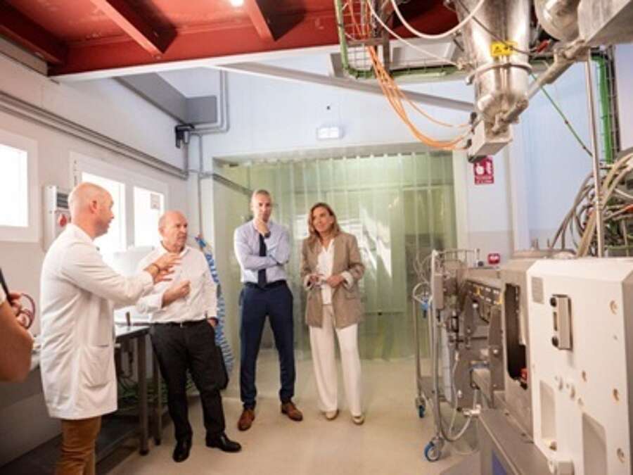 Belinda León en la visita a una empresa