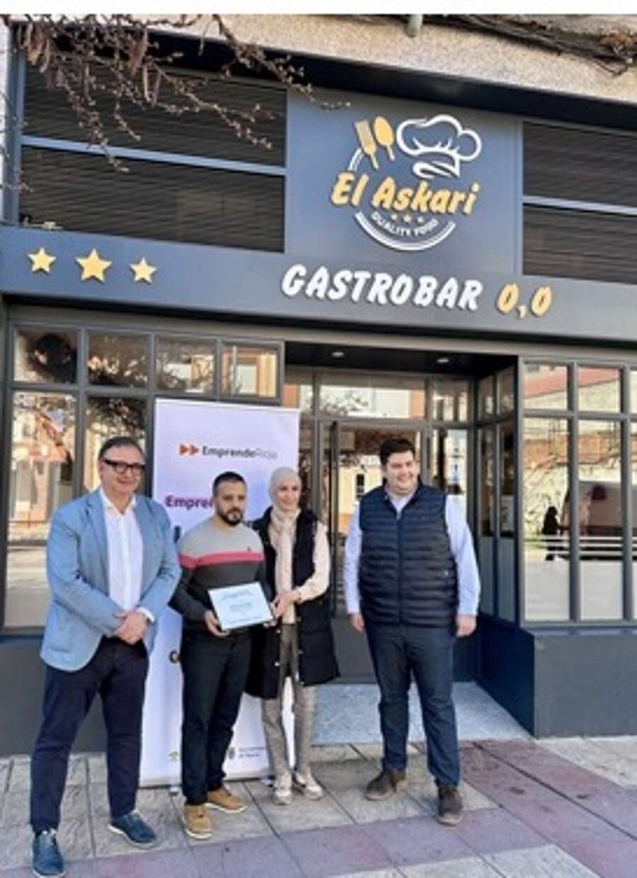 Entrega del reconocimiento del Emprendedor del mes a Othman El Askari, responsable del gastrobar ‘El Askari’ en Nájera