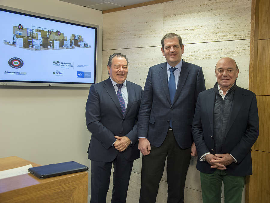 El consejero de Agricultura, Ganadería y Medio Ambiente, Íñigo Nagore; el presidente de la FER, Jaime García-Calzada, y el gerente de la ADER, Javier Ureña, presentan la participación de La Rioja en el Salón Internacional de Alimentación, Bebidas y Food Service, Alimentaria 2018. 