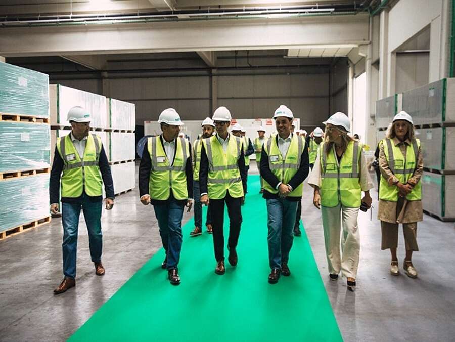 Asistentes en la visita a las instalaciones de Formatt Building Products Spain en el polígono industrial El Recuenco de Calahorra