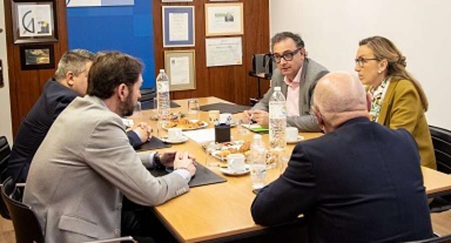 Asistentes a la reunión de la Consejería de Economía, Innovación, Empresa y Trabajo Autónomo y la Federación de Empresas de La Rioja