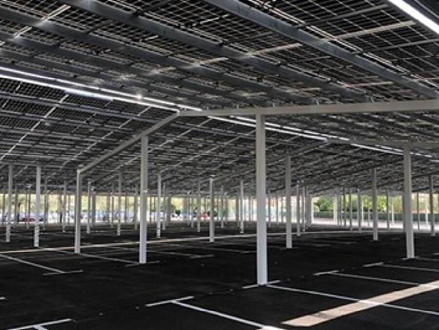 Aparcamiento con placas solares