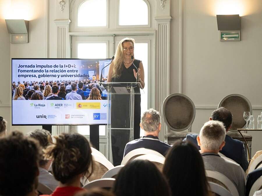 La consejera de Economía, Innovación, Empresa y Trabajo Autónomo, Belinda León, en la jornada ‘Impulso de la I+D+i: fomentando la relación entre empresa, gobierno y universidades’