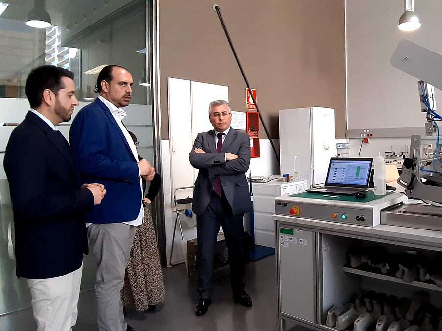 Lacalzada y García visitan las instalaciones del Centro Tecnológico del Calzado de La Rioja