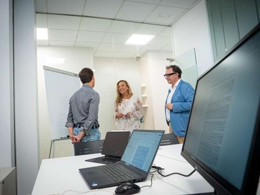 Belinda León y Luis Pérez Echeguren, visitan el vivero de empresas de base tecnológica