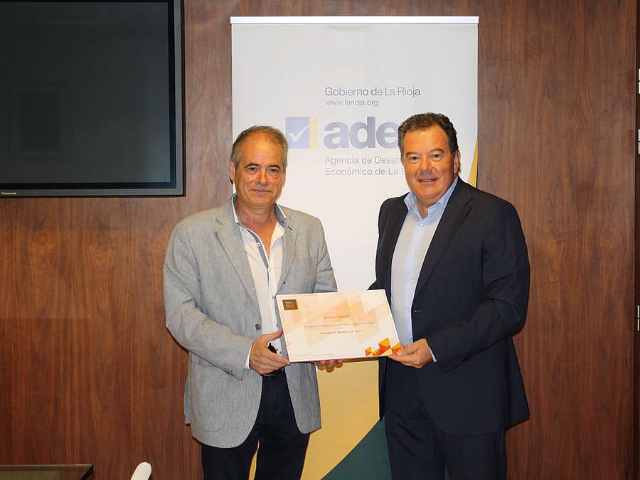 Javier Ureña entrega el diploma acreditativo a Spigo Group por su participación en los Premios CEX