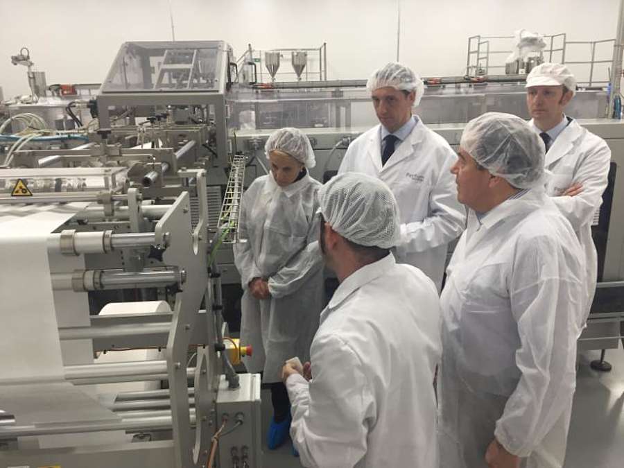 Leonor González Menorca y Javier Ureña en la visita de las nuevas instalaciones de la empresa Perfum Packaging