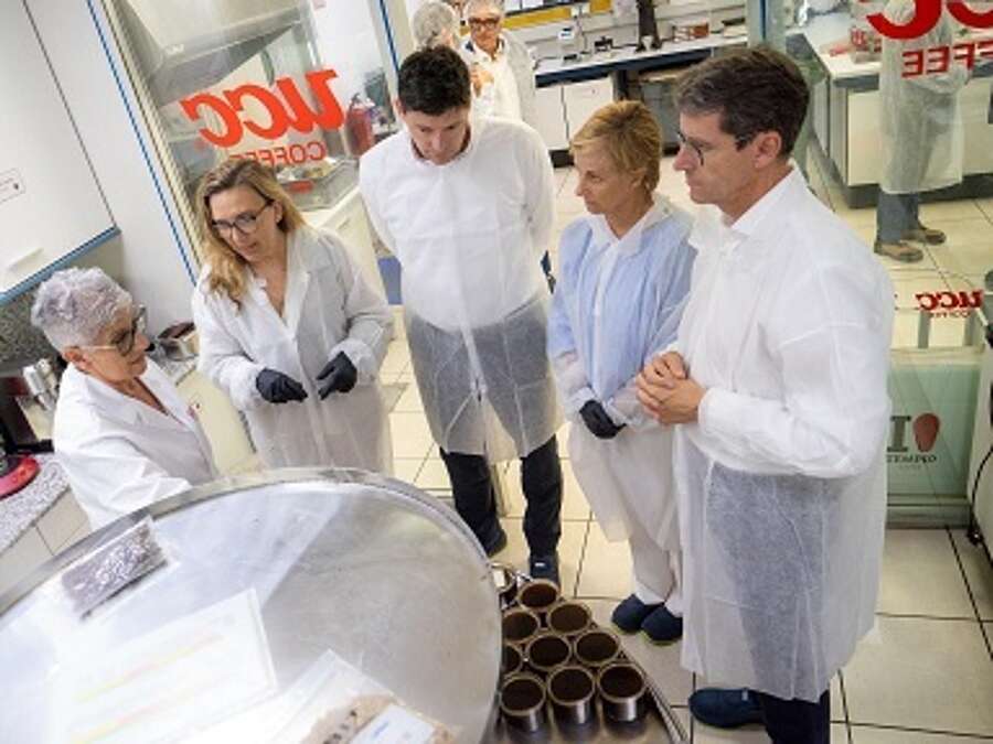 Asistentes a la visita de las instalaciones de la empresa UCC Coffee Spain