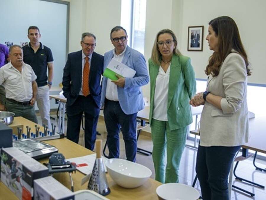 La consejera de Economía, Innovación, Empresa y Trabajo Autónomo, Belinda León, y el gerente de la ADER, Luis Pérez Echeguren, durante la visita al Colegio Oficial de Agentes Comerciales