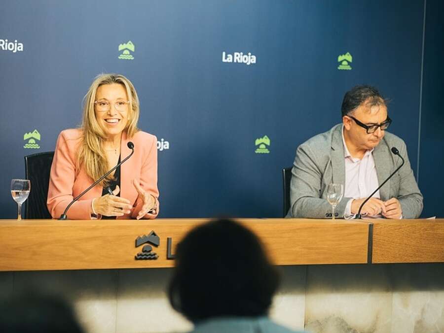 La consejera de Economía, Innovación, Empresa y Trabajo Autónomo, Belinda León, y el gerente de la ADER, Luis Pérez Echeguren, informan sobre la Feria SIAL