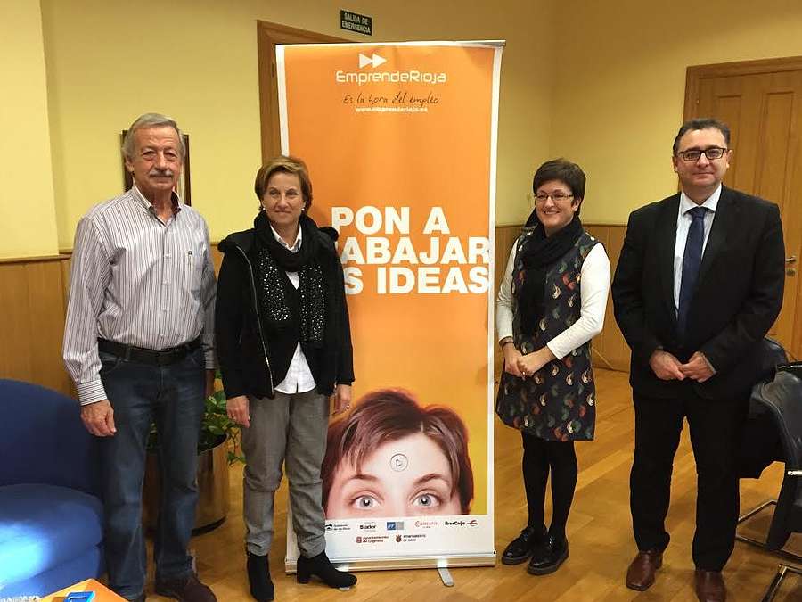 Firma del convenio Municipio EmprendeRioja por la consejera de Desarrollo Económico e Innovación, Leonor González Menorca y la alcaldesa de Alfaro, Yolanda Preciado. 
