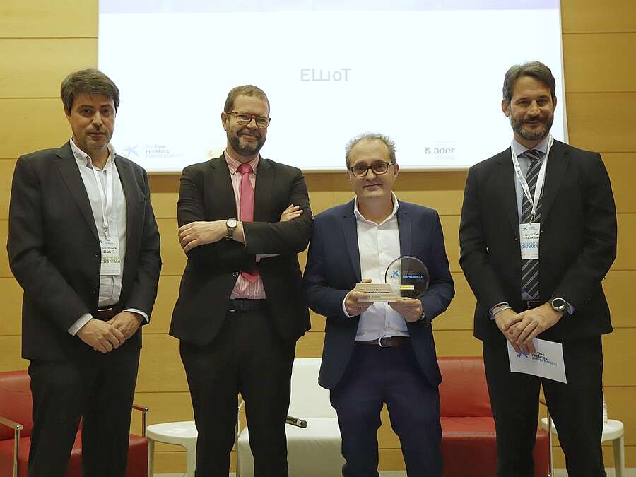 Representantes de la ADER, Caixabank y Enisa con el ganador del Premio Emprendedor XXI