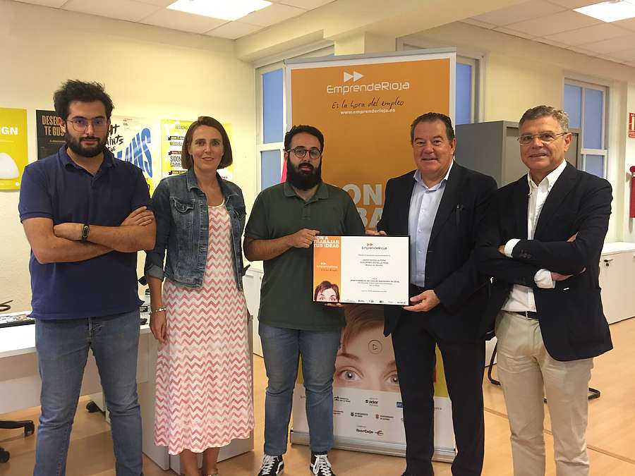 Representantes de EmprendeRioja entregan el galardón a la empresa Blanco en Botella