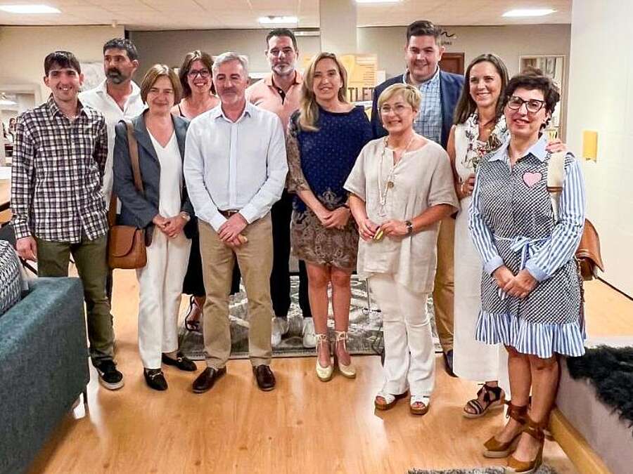 La consejera de Economía, Innovación, Empresa y Trabajo Autónomo, Belinda León, el alcalde de Nájera, Jorge Salaverri, y la presidenta de la Asociación El Mueble de Nájera, Nuria Núñez, con los participantes en la XIV Feria Outlet del Mueble