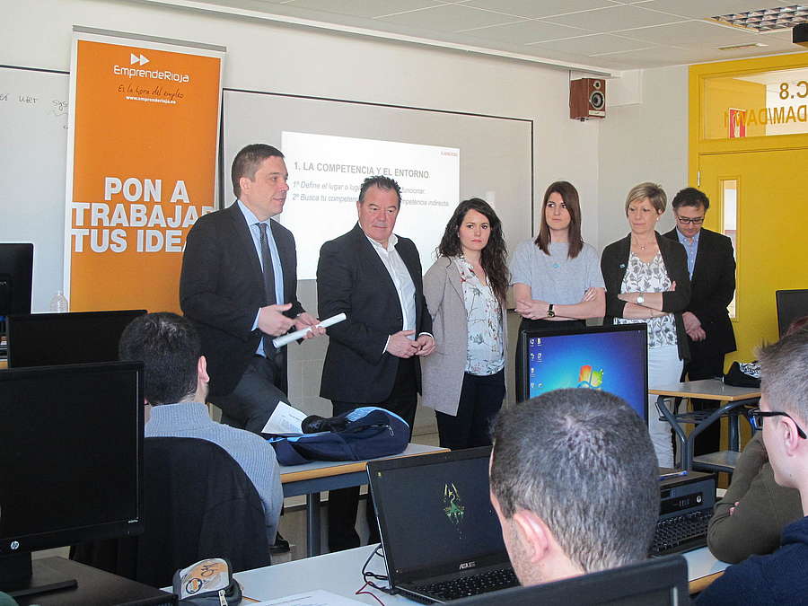 El consejero de Educación, Formación y Empleo, Alberto Galiana, y el gerente de la ADER, Javier Ureña, participan, en un taller sobre emprendimiento organizado por el Gobierno de La Rioja con dos jóvenes emprendedoras