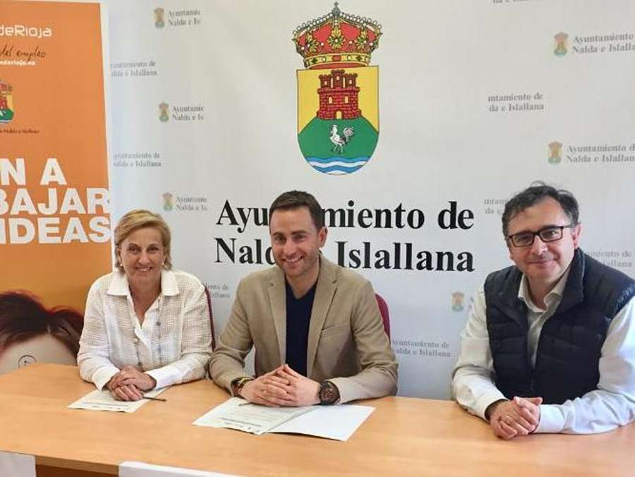 La consejera de Desarrollo Económico e Innovación, Leonor González Menorca, y el alcalde de Nalda han firmado un convenio de la ADER Municipio-EmprendeRioja
