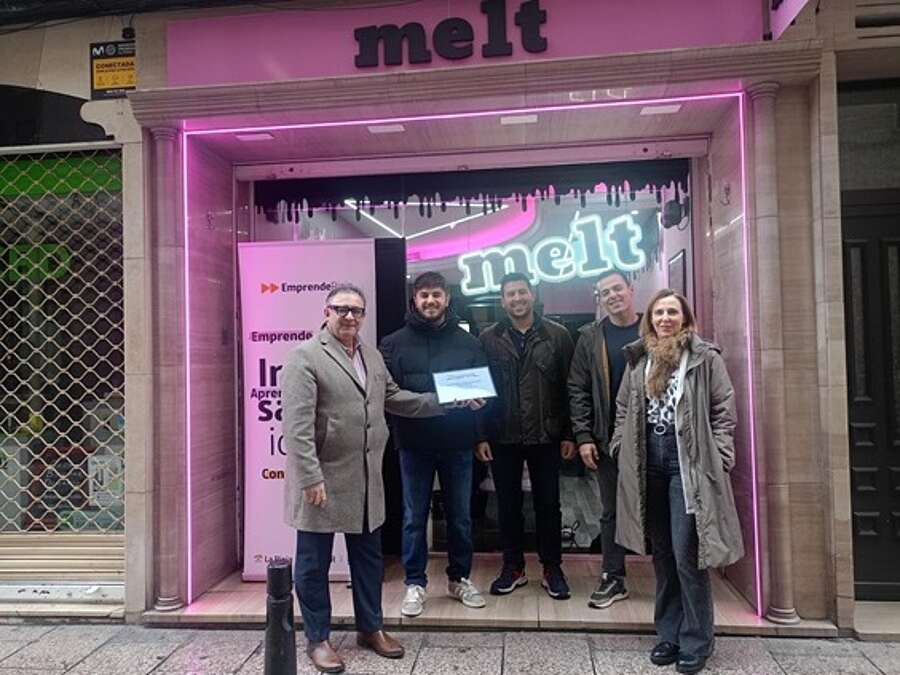 Luis Pérez Echeguren, gerente de ADER, entrega el reconocimiento del Emprendedor del mes al Melt Cakes