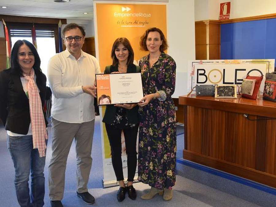 Representantes de EmprendeRioja entregan el diploma del emprendedor del mes de mayo a Lorena Santos