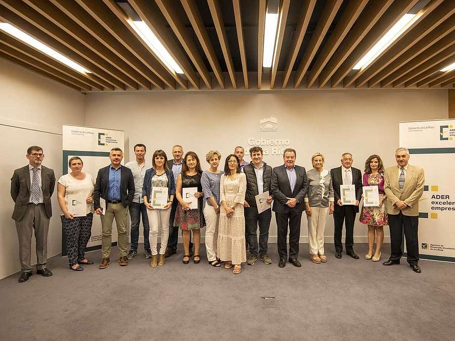 Entrega de los diplomas a profesionales, pertenecientes a empresas y entidades de diferentes sectores que han recibido formación en materia de excelencia