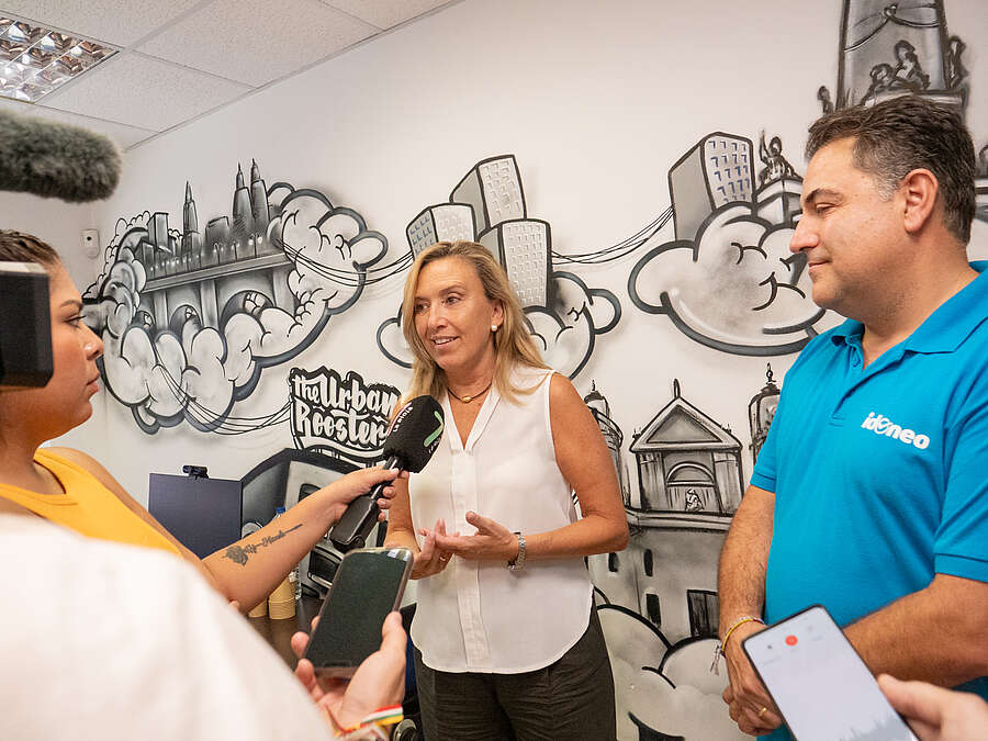 La consejera de Economía, Innovación, Empresa y Trabajo Autónomo, Belinda León, en la visita de las instalaciones de la empresa Idoneo