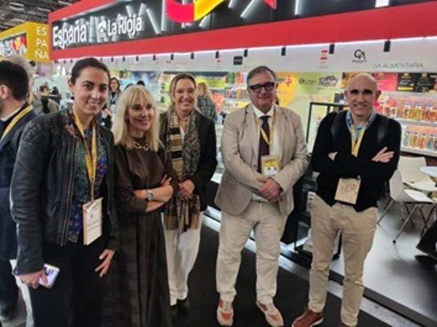 La consejera de Economía, Innovación, Empresa y Trabajo Autónomo, Belinda León, junto con representantes de ADER y la FER en la Feria SIAL