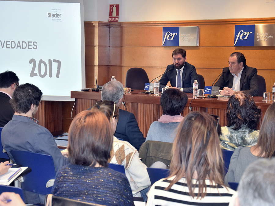 El gerente de la ADER, Javier Ureña, analiza las principales novedades de las ayudas a las empresas de la ADER 2017 en una jornada en la FER. 