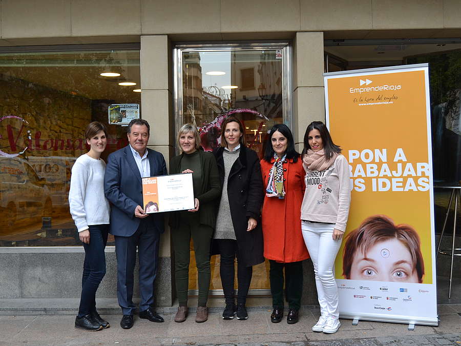 El gerente de la ADER, Javier Ureña, entrega el diploma al emprendedor del mes de noviembre de 2017. 