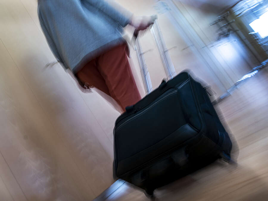 Persona con una maleta