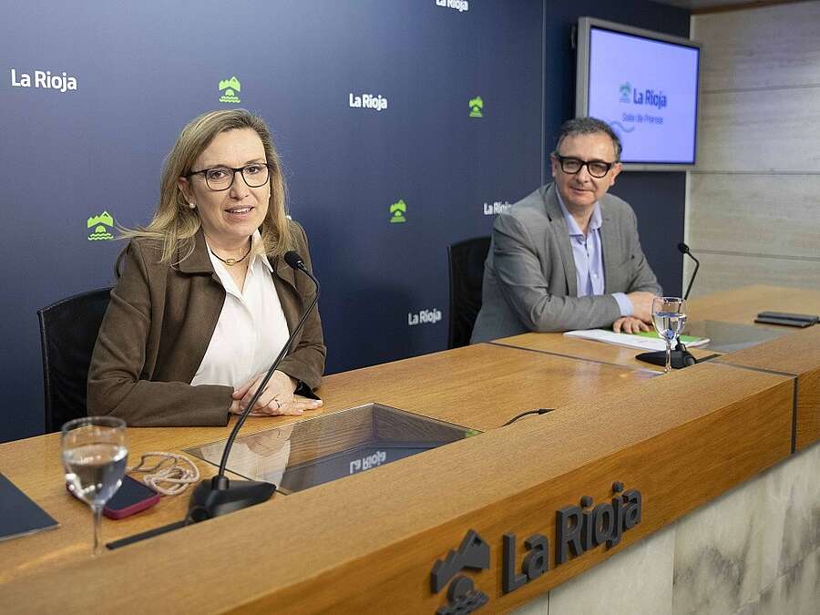 La consejera de Economía, Innovación, Empresa y Trabajo Autónomo, Belinda León, y el gerente de la ADER, Luis Pérez Echeguren, en la presentación del trámite de presolicitud de ayudas