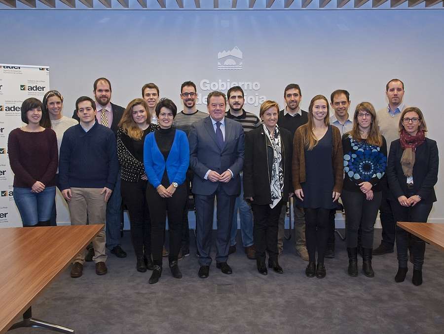 Becarios de Internacionalización con representantes del Gobierno de La Rioja